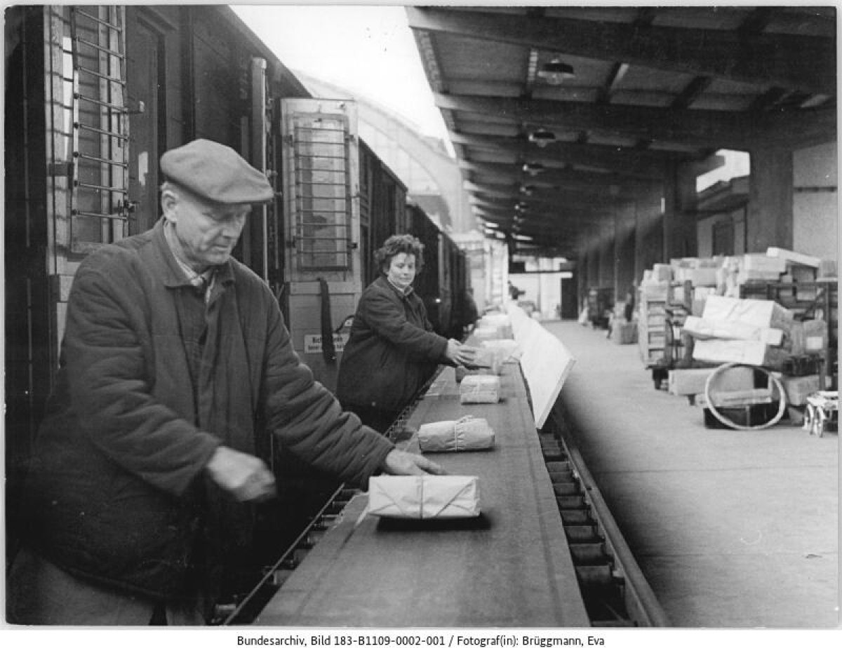 Sortieren von Weihnachtspost am Postbahnhof, 9. November 1963