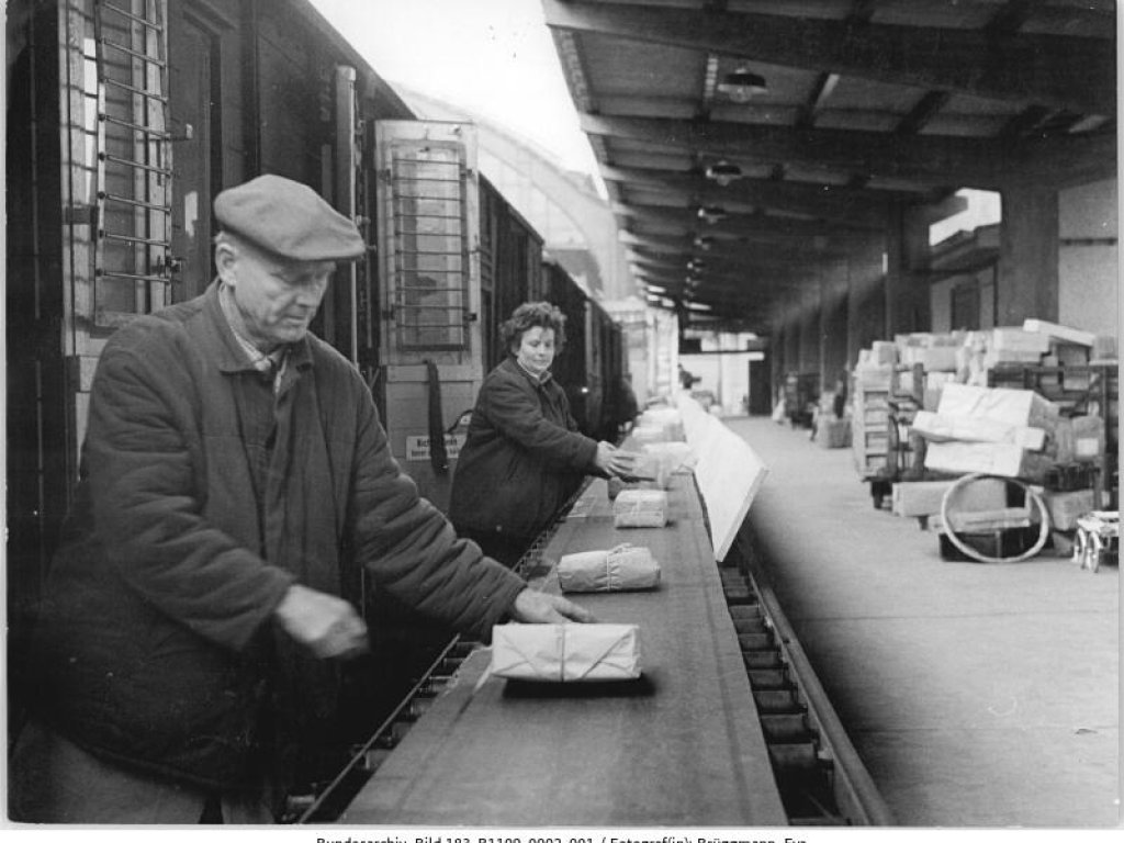 Sortieren von Weihnachtspost am Postbahnhof, 9. November 1963