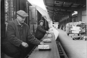 Sortieren von Weihnachtspost am Postbahnhof, 9. November 1963
