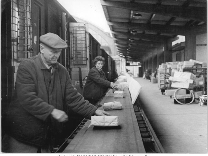 Sortieren von Weihnachtspost am Postbahnhof, 9. November 1963