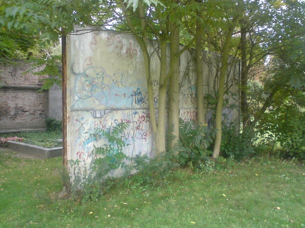 Rest der Hinterlandmauer auf dem Friedhof der St-Hedwigs-Gemeinde