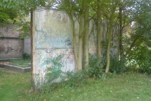 Rest der Hinterlandmauer auf dem Friedhof der St-Hedwigs-Gemeinde