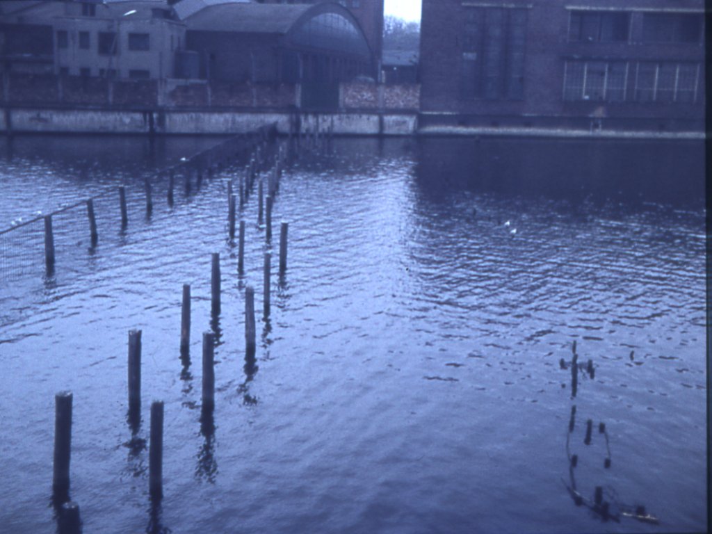 Sperranlagen im Flutgraben sollen eine Flucht vom Osthafen in den Landwehrkanal verhindern