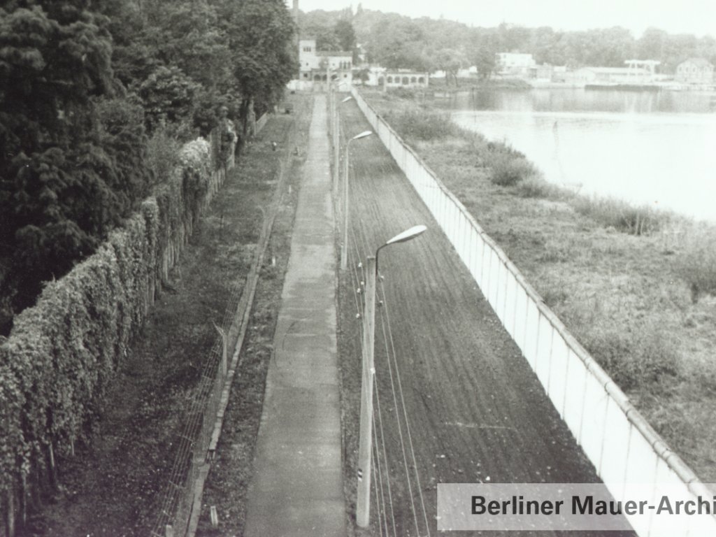 Sperranlagen am Potsdamer Jungfernsee mit Blick auf die Meierei