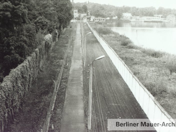 Sperranlagen am Potsdamer Jungfernsee mit Blick auf die Meierei