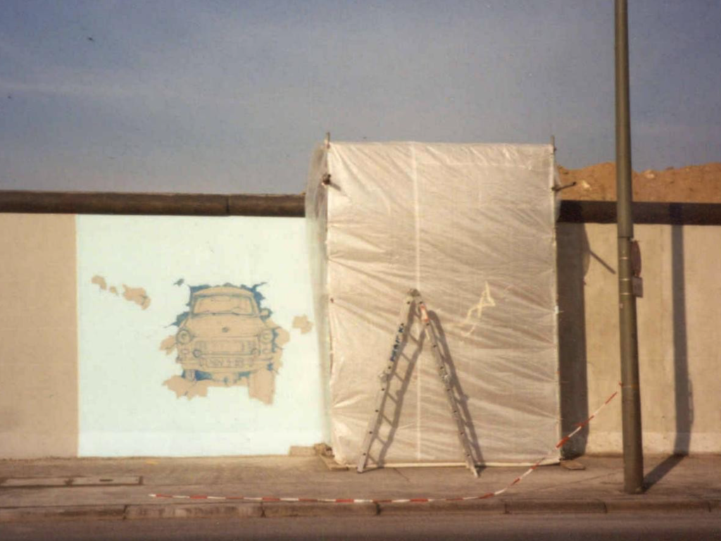 Nach zwei Sanierung malte Birgit Kinder den Trabi komplett neu