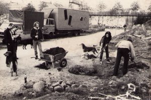 Bevor gepflanzt werden kann, holen die Wagend&ouml;rfler Fundamente aus dem Boden