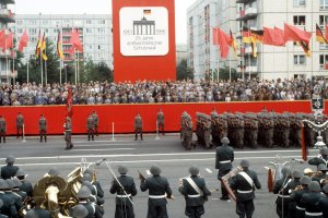 1986: Am 25. Jahrestag des Mauerbaus treten Formationen der Nationalen Volksarmee und der Kampfgruppen der DDR zu einem Appell vor der Ehrentrib&uuml;ne der DDR-Partei- und Staatsf&uuml;hrung in der Karl-Marx-Allee in Ost-Berlin an.