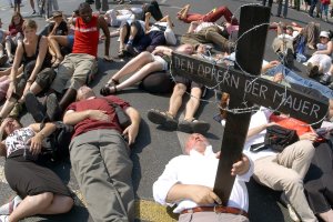 2003: Am 42. Jahrestag des Mauerbaus gedenken etwa 80 Menschen auf der Stra&szlig;enkreuzung am Potsdamer Platz liegend der Opfer der Berliner Mauer. Der Veranstalter hatte mit mehreren Hundert gerechnet. Der Regierende B&uuml;rgermeister Klaus Wowereit &auml;u&szlig;ert an diesem Jahrestag die Bef&uuml;rchtung, dass die Erinnerung an die Mauer verblasse: &bdquo;Wir m&uuml;ssen aufpassen, dass die DDR nicht Kult wird&ldquo;.